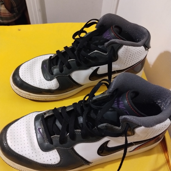 Nike Black and White Sneakers with Purple Accents - Picture 14 of 16